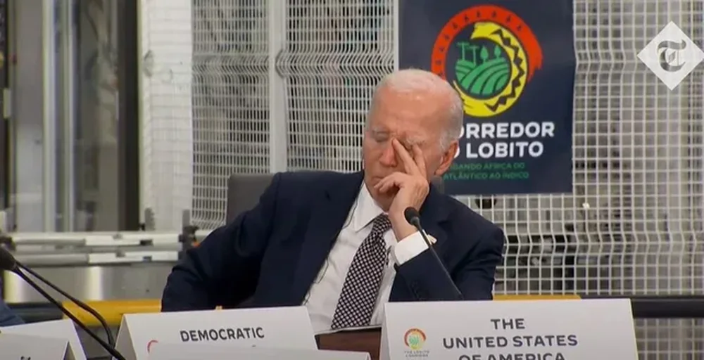VIDEO VIRALE/ Joe Biden duket se dremit gjat&euml; nj&euml; takimi me