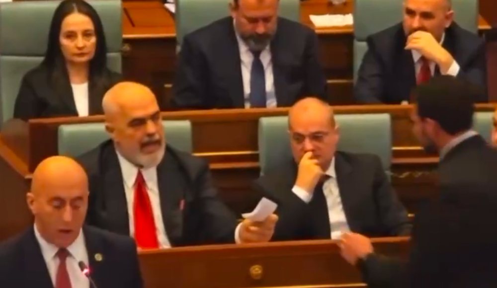 Rama i jep let&euml;r n&euml; Kuvend, Kurti nuk e hap (VIDEO)