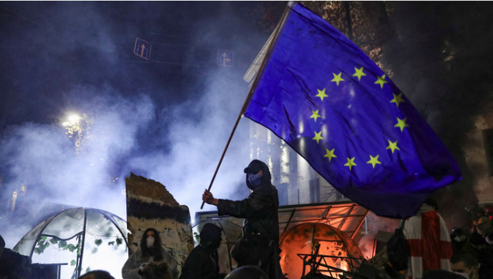 Protesta t&euml; dhunshme kund&euml;r qeveris&euml; pro-ruse n&euml; Gjeorgji