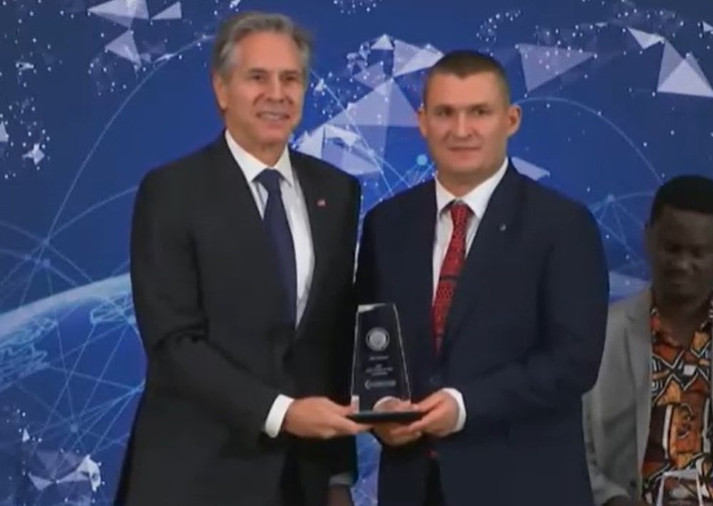 Sekretari amerikan i Shtetit i jep &ccedil;mim Altin Dumanit: Kampion