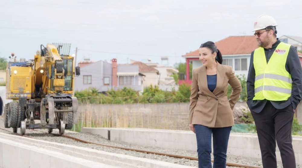 Hekurudha Tiran&euml;-Rinas-Durr&euml;s &ldquo;mbetet rrug&euml;ve&rdquo;, por