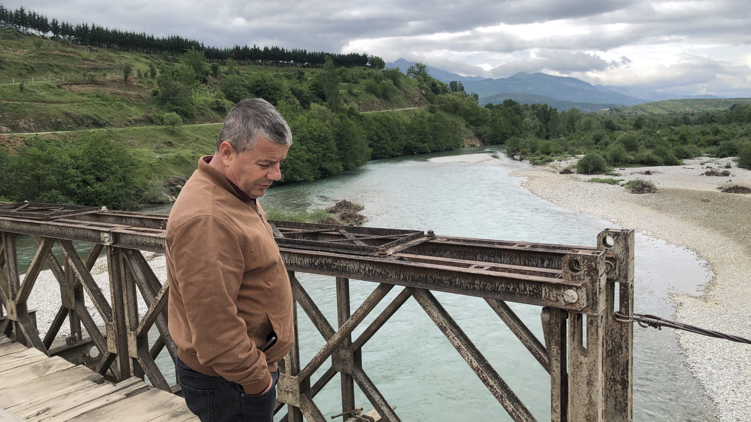 Avokati Halil Zhuka mbi një urë në lumin Drin i Zi në Shqipëri. Foto: Besar Likmeta, BIRN