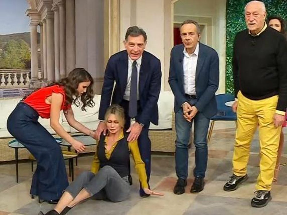 VIDEO/ Prezantuesja italiane Anna Falchi humbet ndjenjat n&euml; transmetim LIVE