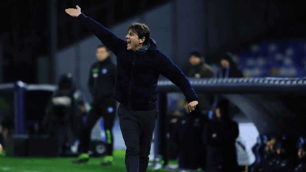 Napoli, fraza e ashp&euml;r e Conte n&euml; dhomat e zhveshjes kund&euml;r