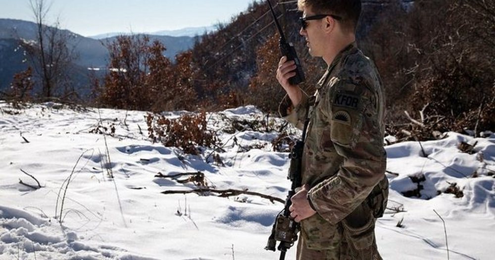 KFOR-i amerikan patrullon n&euml; veri t&euml; Kosov&euml;s p&euml;r t&euml;