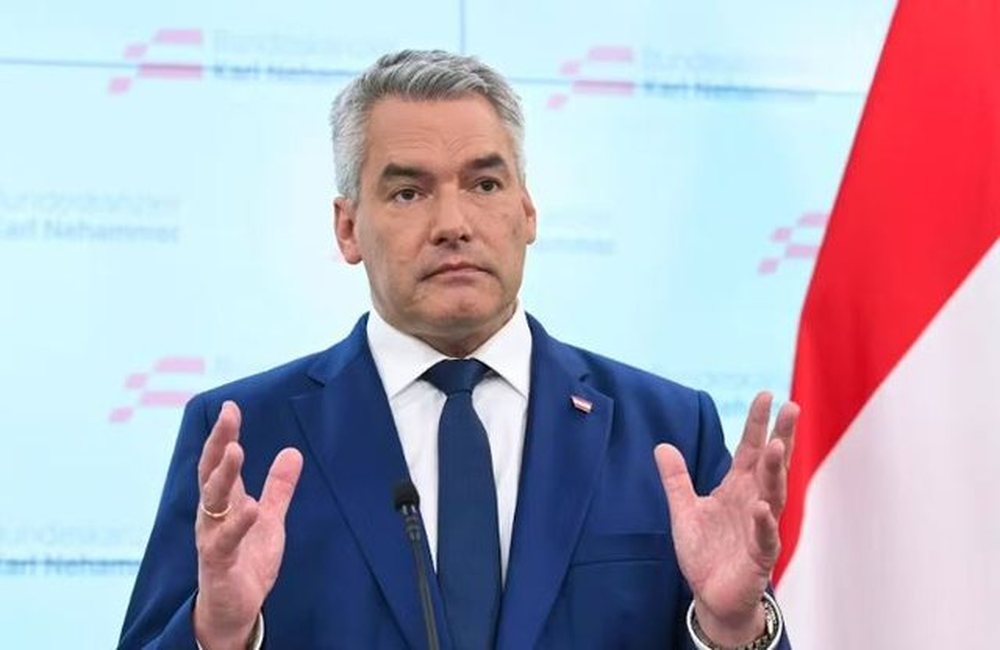 Kancelari i Austris&euml; njofton dor&euml;heqjen, largohet edhe nga drejtim i