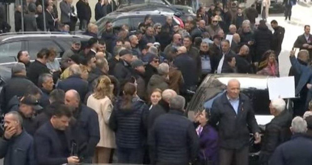 Berisha n&euml; SPAK/ Qytetar&euml;t mblidhen n&euml; protest&euml;
