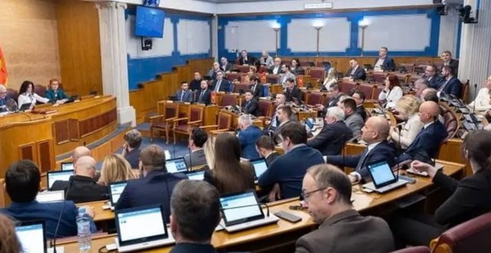 Vazhdojn&euml; mosmarr&euml;veshjet pozit&euml;-opozit&euml; n&euml; Mal t&euml;