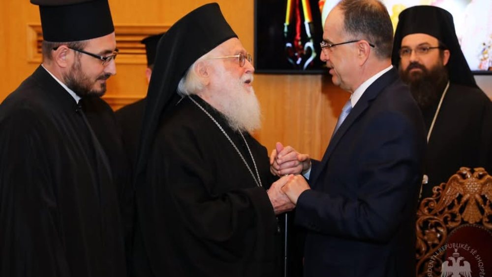 Begaj: Kryepeshkopi Janullatos, nj&euml; shembull i palodhur i p&euml;rkushtimit