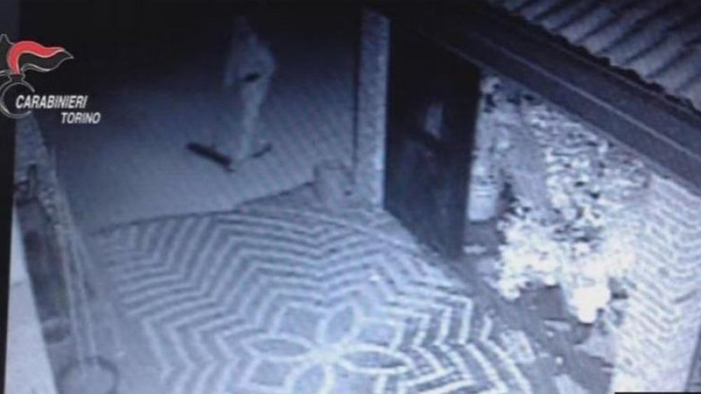 D&euml;shton grabitja/ Shqiptari sulmon policin n&euml; Itali