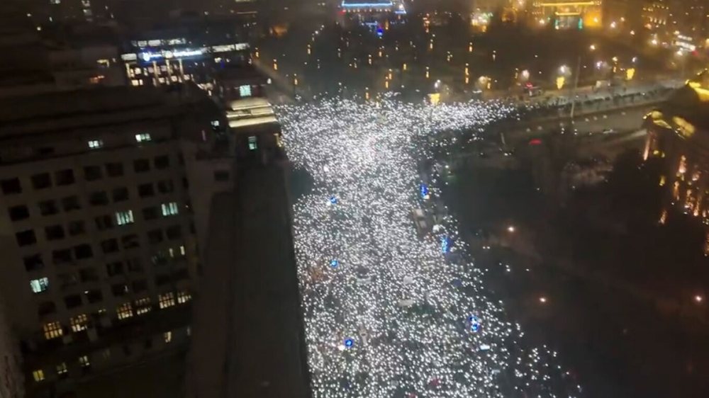 PAMJET/ Qindra mij&euml;ra njer&euml;z protestojn&euml; kund&euml;r