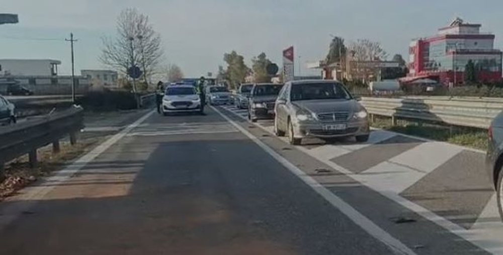 Kamionit i bien tullat gjat&euml; ecjes n&euml; Lushnj&euml;, bllokon