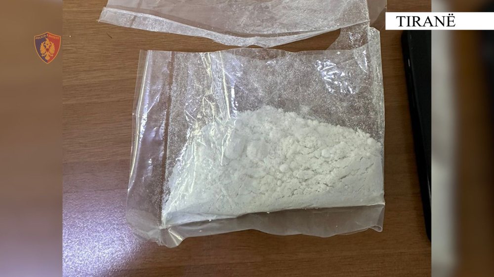 U kap&euml;n duke shitur kokᾱin&euml; n&euml; nj&euml; qend&euml;r tregtare