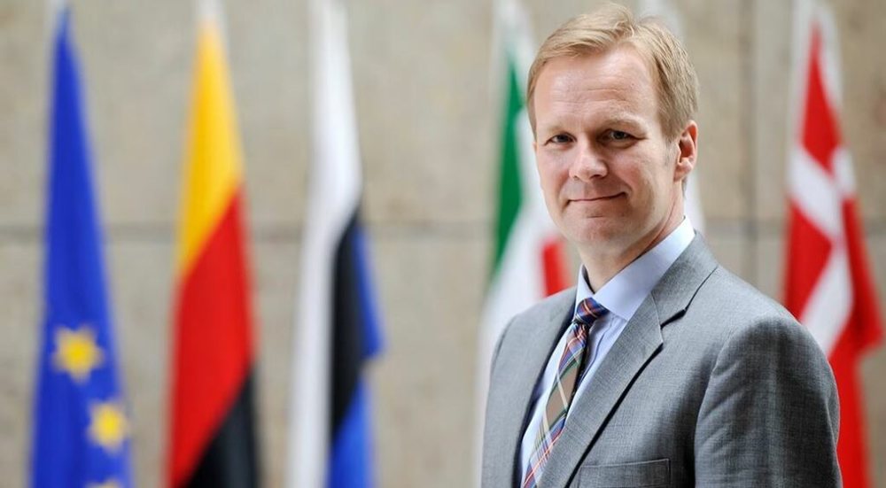 Kush &euml;sht&euml; diplomati q&euml; pason Laj&ccedil;akun p&euml;r dialogun