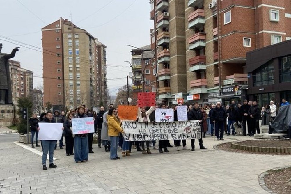 Homazhi p&euml;r viktimat n&euml; Novi Sad, p&euml;rplasje verbale mes