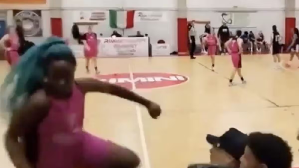 Sherr n&euml; basketboll, mamaja e dy lojtareve t&euml; Virtus humb mendjen: