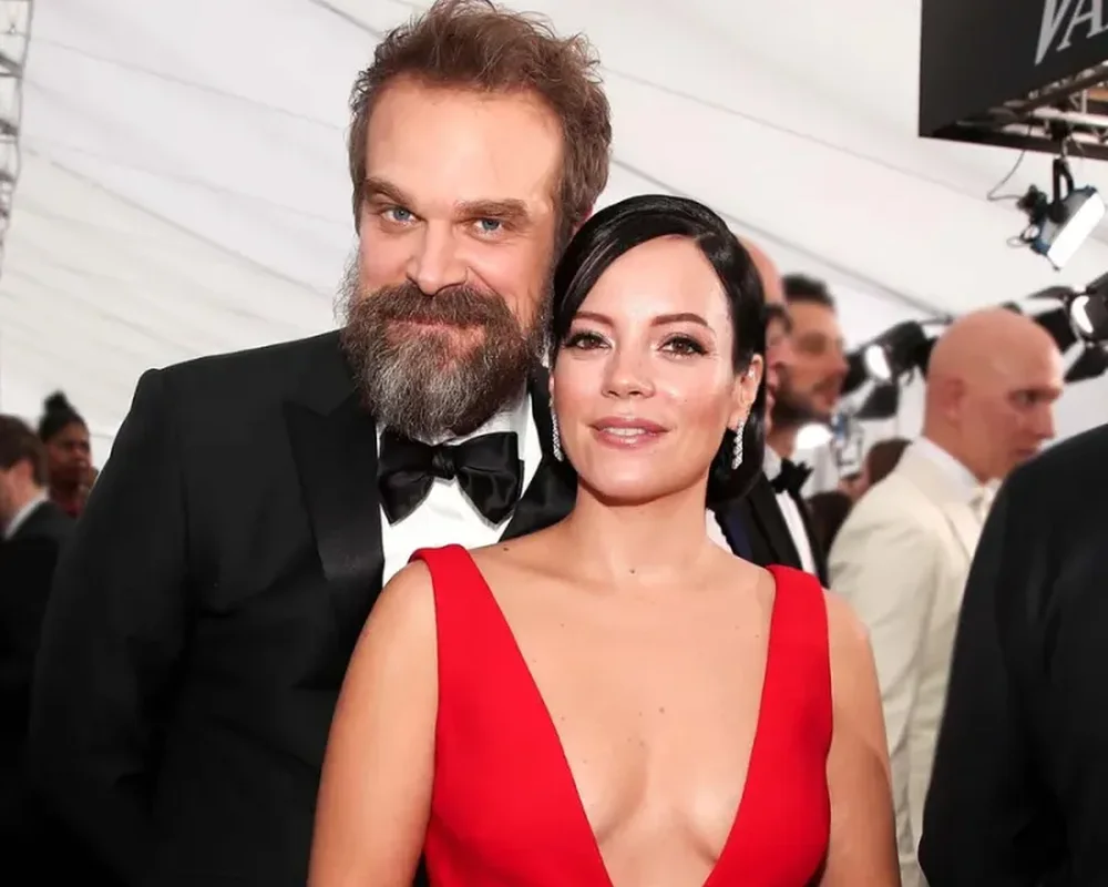 Ndahen Lily Allen dhe David Harbor