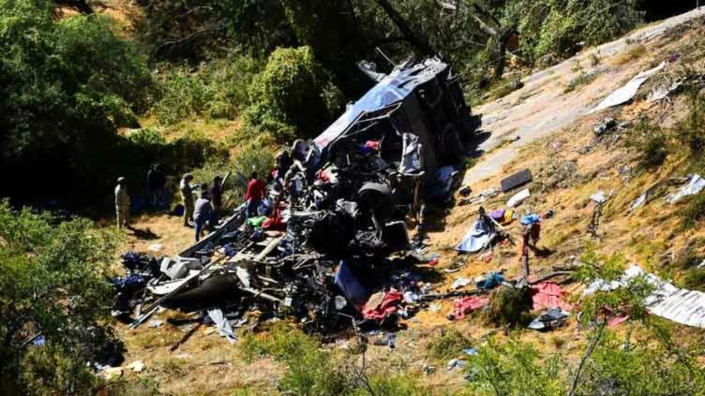 Dhjet&euml;ra pasagjer&euml; humbin jet&euml;n pas nj&euml; aksidenti me autobus