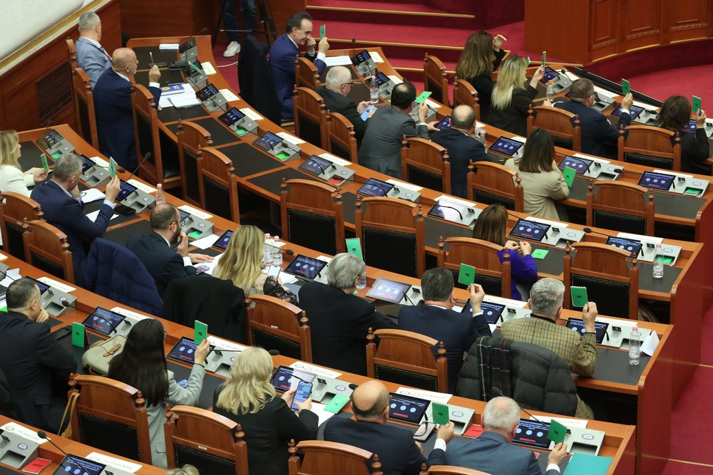 Kuvendi shkarkon t&euml; gjith&euml; an&euml;tar&euml;t e K&euml;shillit