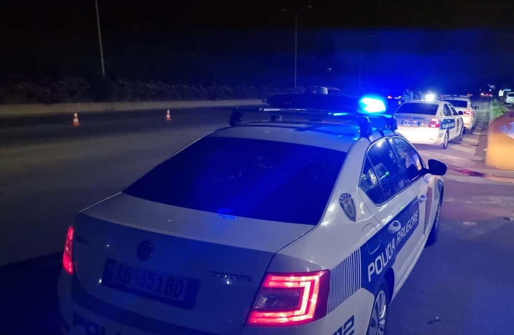 Makina humb kontrollin dhe del nga rruga, plagosen bab&euml; e bir n&euml;