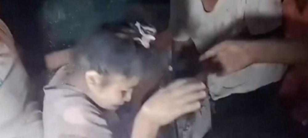 VIDEO/ 30-vje&ccedil;arja nxirret e gjall&euml; nga rr&euml;nojat pas 55