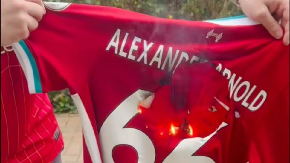 Alexander-Arnold te Real, tifozi i Liverpool i djeg fanell&euml;n dhe e poston