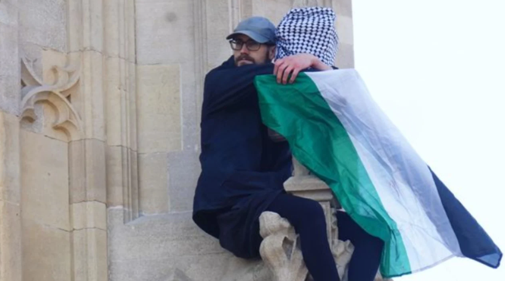 Nj&euml; burr&euml; ngjitet n&euml; kull&euml;n Big Ben me flamurin palestinez
