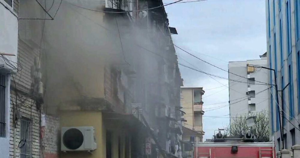 P&euml;rfshihet nga flak&euml;t apartamenti n&euml; Elbasan, shkak dyshohet