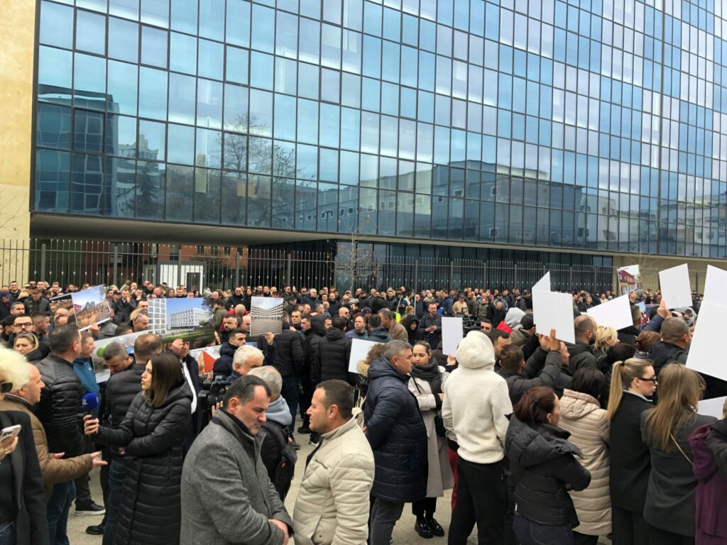 Rruga "Jordan Misja" para SPAK, e bllokuar nga protestuesit pro Veliajt