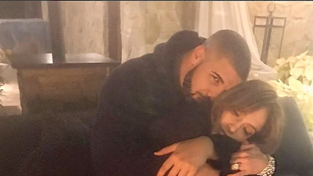 Drake k&euml;rkon t&euml; rikthehet me JLo: Ai nuk po heq dor&euml;
