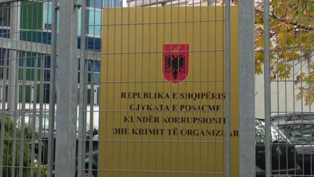 Tentoi t&euml; korruptonte drejtorin e AKU, 8 muaj burg p&euml;r biznesmenin nga