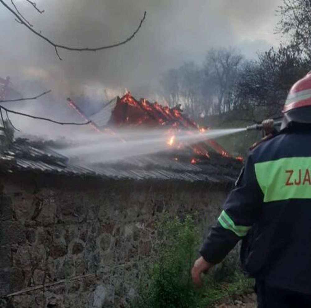 P&euml;rfshihet nga flak&euml;t nj&euml; banes&euml; n&euml; Kolonj&euml;,