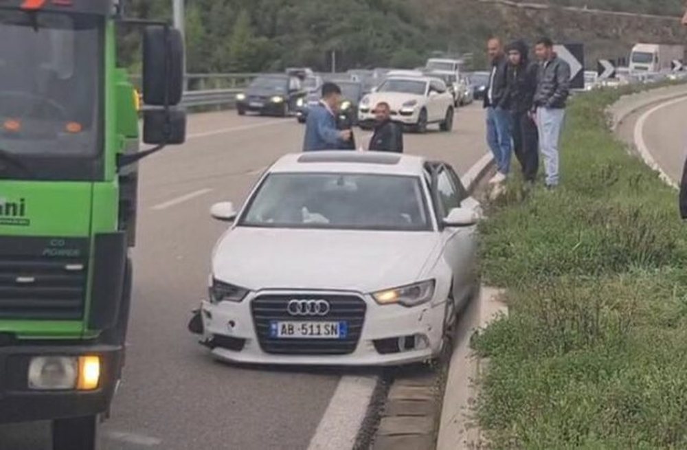 Aksident n&euml; aksin Elbasan-Tiran&euml;, p&euml;rplasen dy automjete,