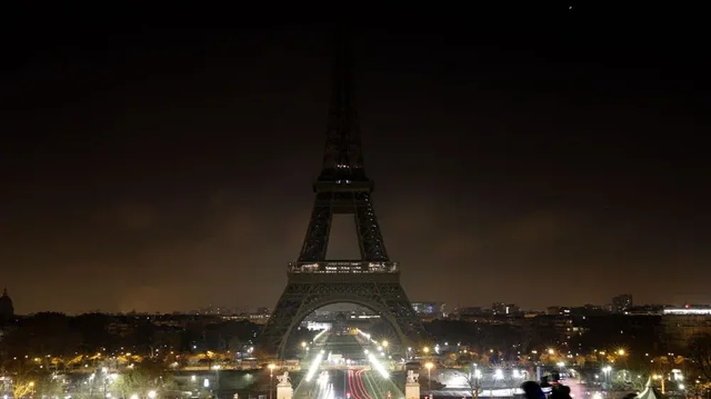 Kulla Eiffel n&euml; "zi" p&euml;r Papa Fran&ccedil;eskun, sonte nuk