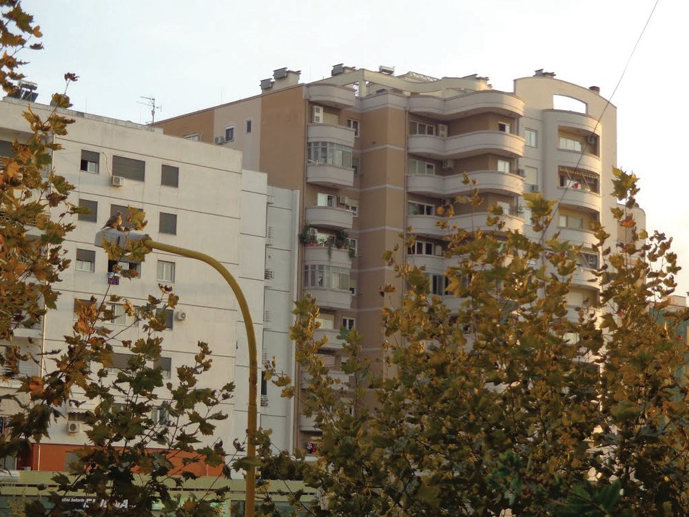 Moda e re e pallateve n&euml; periferi, nga &ccedil;mimet dhe parkimet