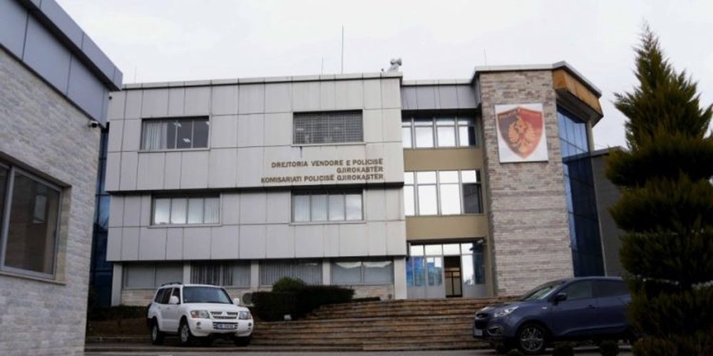 I riu nga Memaliaj braktis makin&euml;n me 2 klandestin&euml;, policia nis