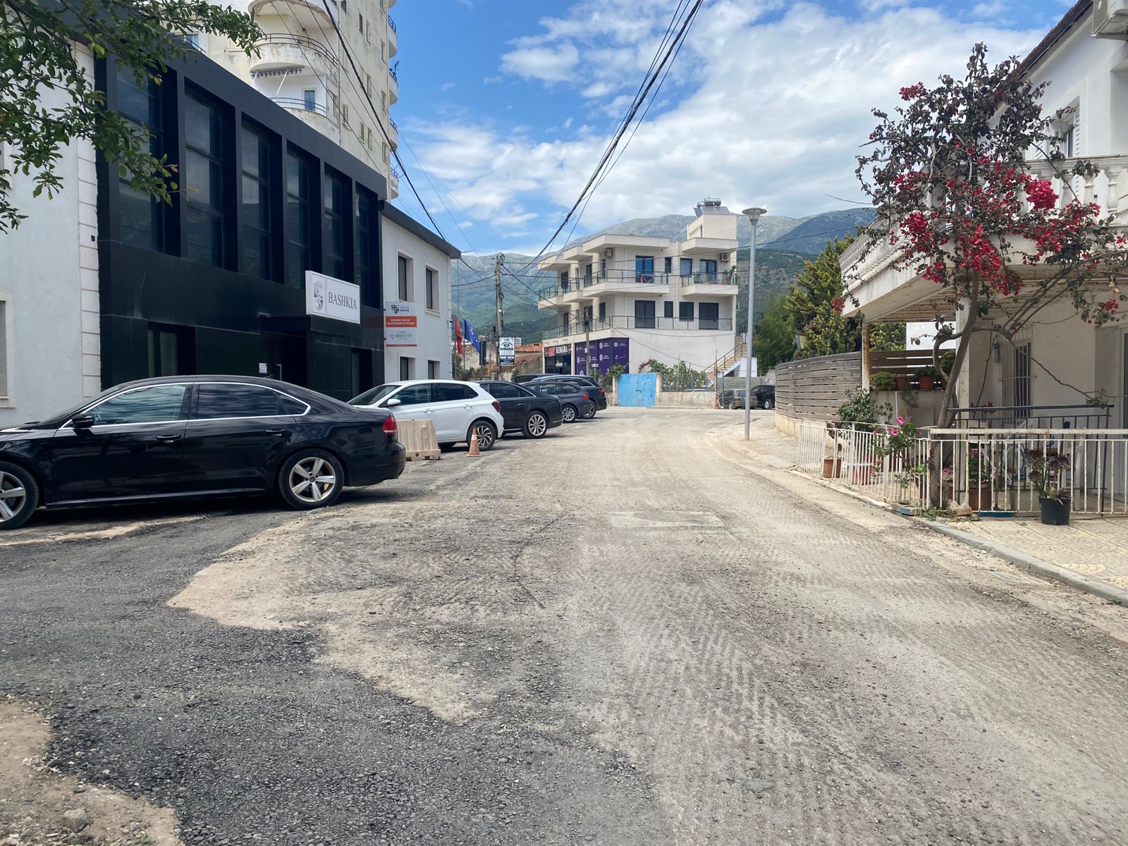 Rruga e papërfunduar para bashkisë së Himarës, një ditë pas çeljes së sezonit turistik
