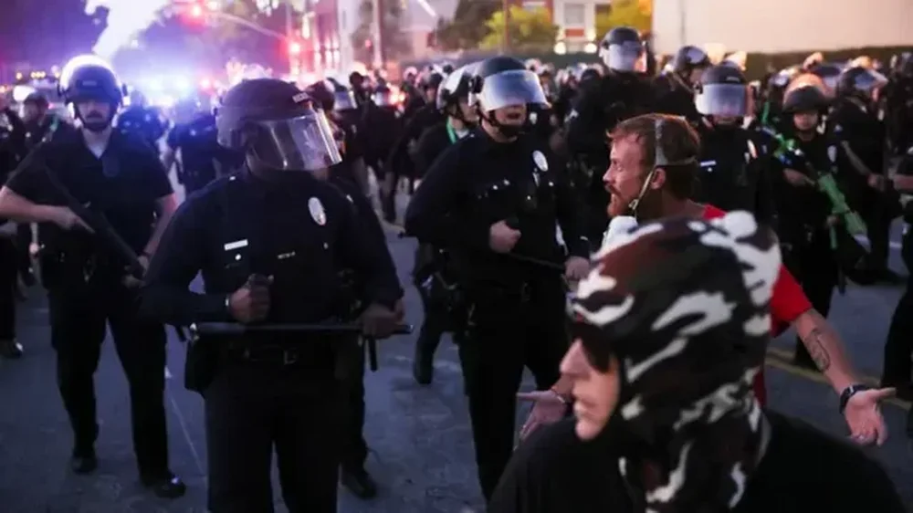 Los Angeles zien nga protestat, Trump d&euml;rgon 2000 an&euml;tar&euml; t&euml;