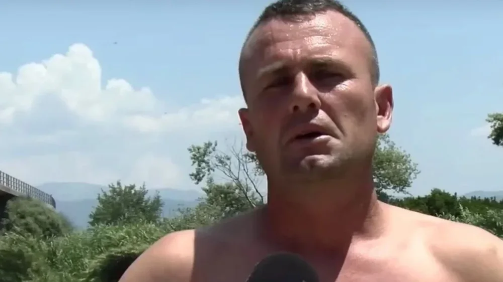 Emigranti shqiptar, hero n&euml; Greqi/ Shp&euml;toi 2 f&euml;mij&euml; nga