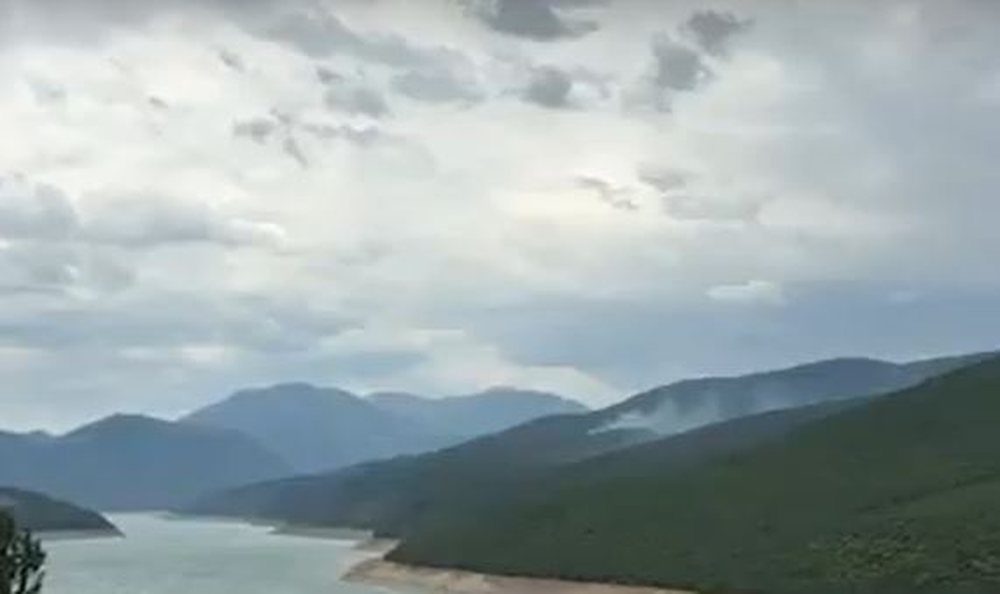 Vat&euml;r e re zjarri n&euml; Kuk&euml;s/ Digjen dy hektar&euml; sip&euml;rfaqe