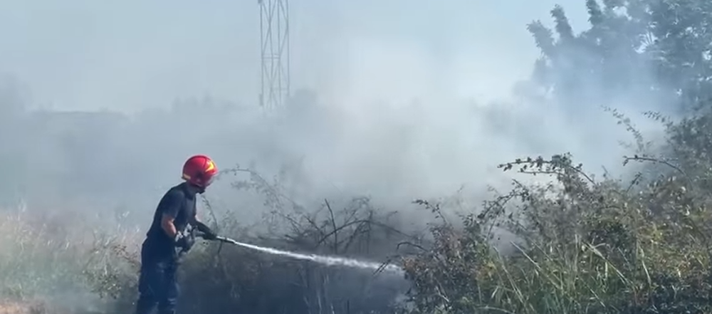 Vat&euml;r zjarri edhe n&euml; Lezh&euml;