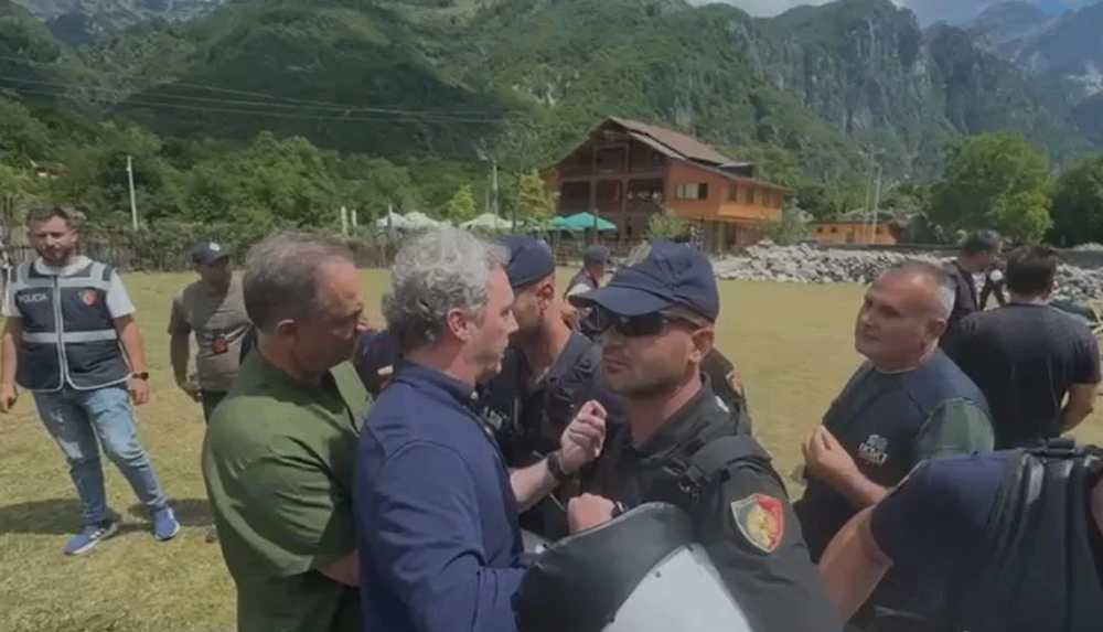 "Ju t&euml;rheq edhe ju zvarr&euml;", p&euml;rfaq&euml;suesit e