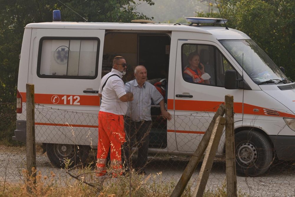 PAMJET/ Zjarri po i afrohet fshatit n&euml; Delvin&euml;, banor&euml;t largohen