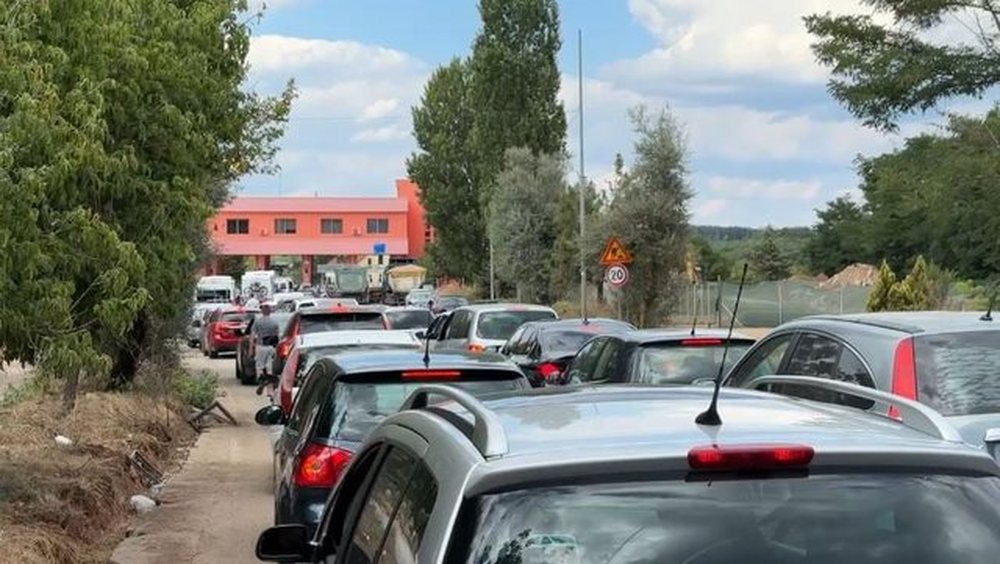 Fluks n&euml; Qaf&euml; Than&euml;, radh&euml; pritje deri n&euml; 1 Km