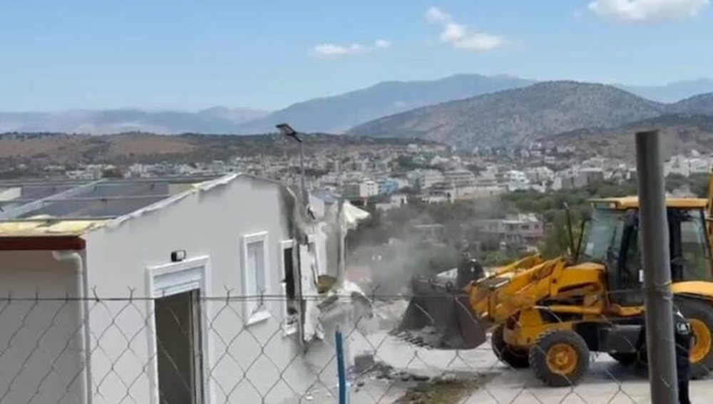 IKMT dhe Policia Bashkiake shembin nj&euml; banes&euml; n&euml; Ksamil