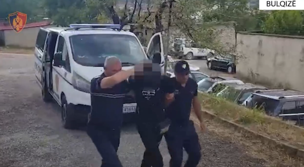 Qarkullonte me arm&euml; zjarri n&euml; makin&euml;, arrestohet i riu n&euml;