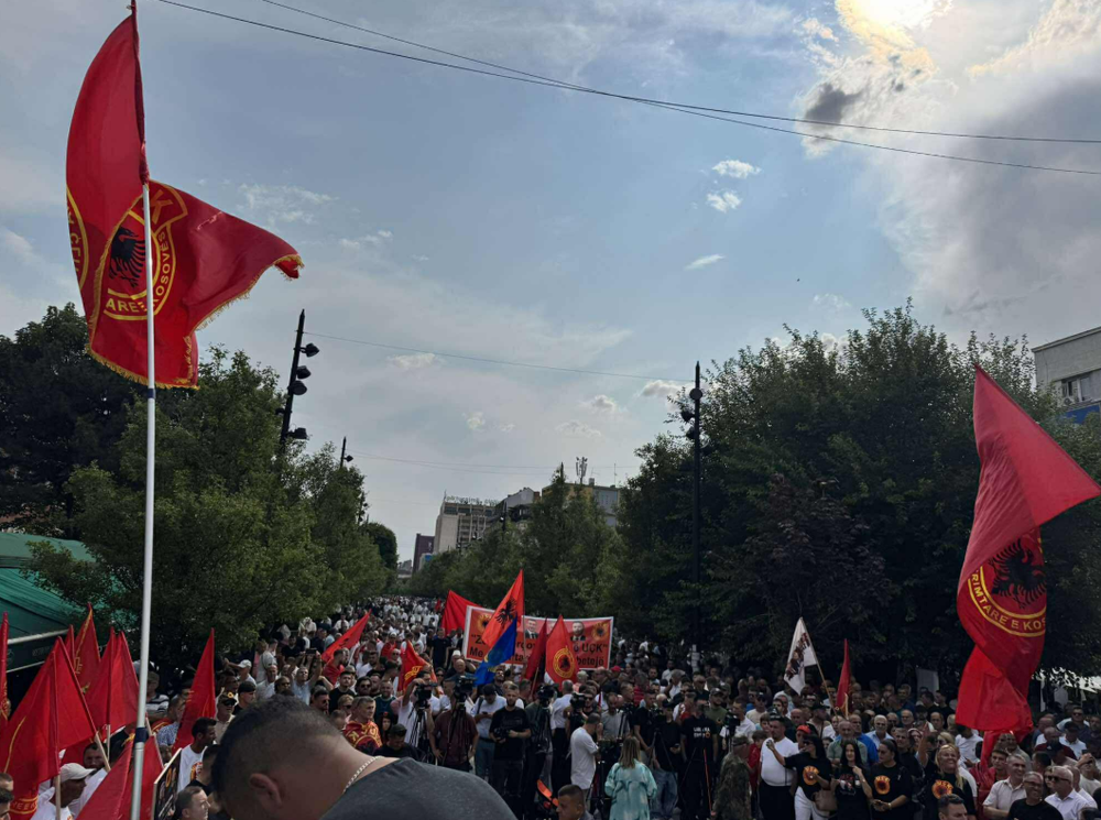 VIDEO LIVE/ Nis protesta kund&euml;r Gjykat&euml;s Speciale n&euml; Kosov&euml;:
