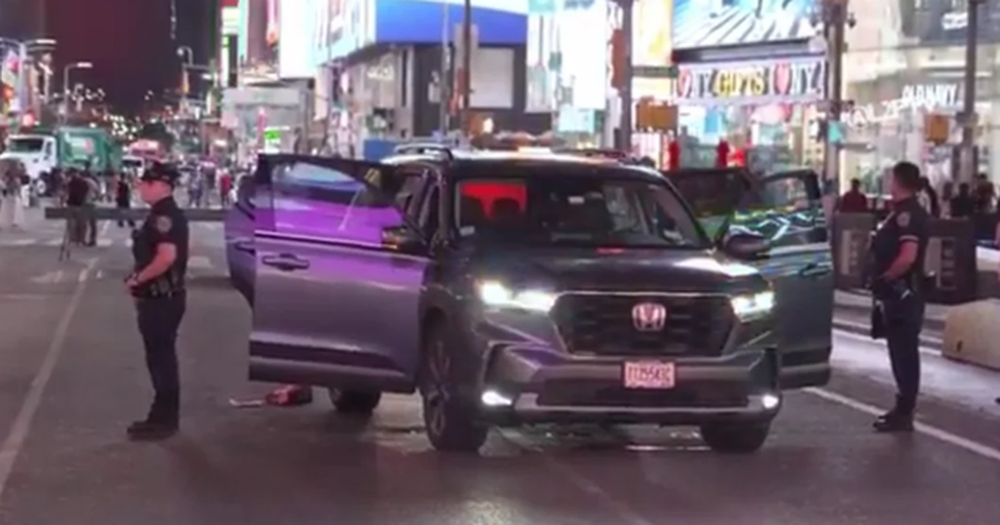 T&euml; sht&euml;na me arm&euml; n&euml; Times Square, tre t&euml; plagosur,