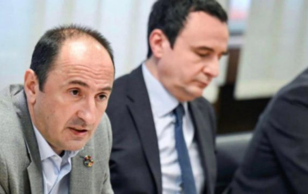 Dor&euml;hiqet ministri. Albin Kurti "tradh&euml;tohet" nga miku i