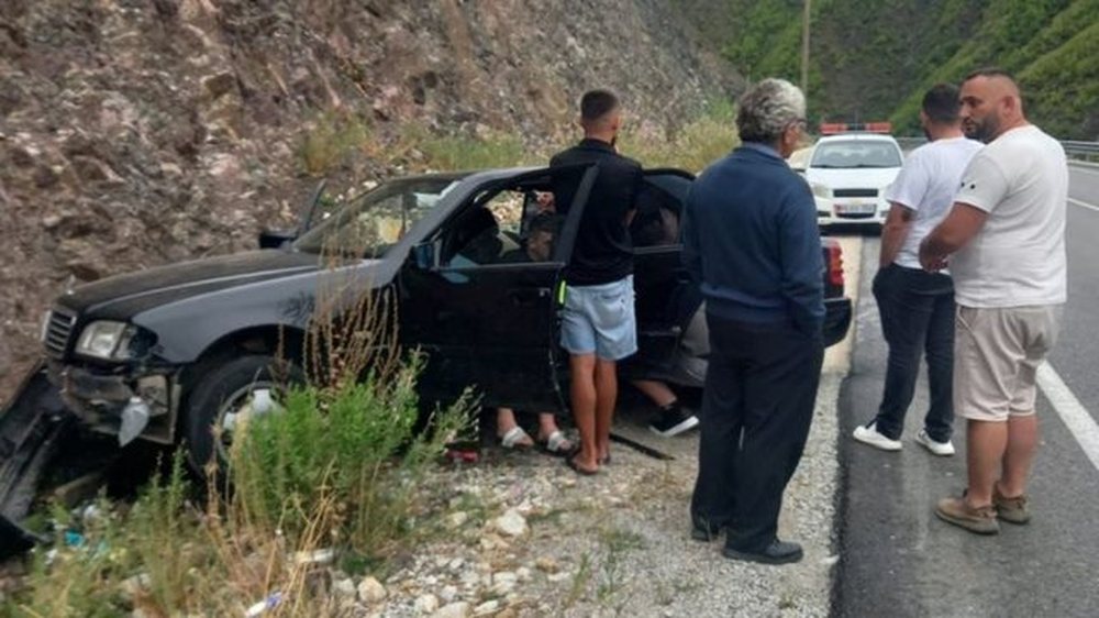 Aksident n&euml; aksin rrugor Qaf&euml; e Buallit-Klos, makina del nga rruga